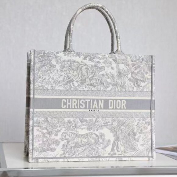 Classic DIOR Bag: A Stylish and Versatile Choice for Elegance - Picture 6 of 15